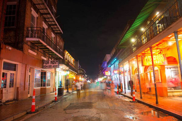 Исторические здания на Бурбон-стрит между Конти-стрит и Сент-Луис-стрит во французском квартале ночью в Новом Орлеане, Луизиана, США.