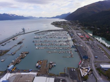 Seward Boat Limanı ve sonbaharda liman manzarası, Seward, Kenai Yarımadası, Alaska, ABD. Seward, Fiyort Diriliş Körfezi 'nde bulunan bir şehirdir..