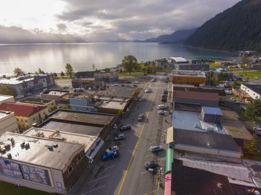 Seward şehir merkezi ve liman manzarası sonbaharda, Seward, Kenai Yarımadası, Alaska, ABD. Seward, Fiyort Diriliş Körfezi 'nde bulunan bir şehirdir..