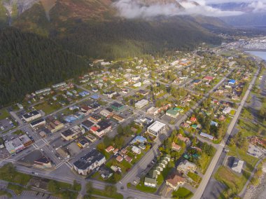 Seward şehir merkezi ve liman manzarası sonbaharda, Seward, Kenai Yarımadası, Alaska, ABD. Seward, Fiyort Diriliş Körfezi 'nde bulunan bir şehirdir..