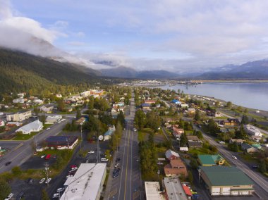 Seward şehir merkezi ve liman manzarası sonbaharda, Seward, Kenai Yarımadası, Alaska, ABD. Seward, Fiyort Diriliş Körfezi 'nde bulunan bir şehirdir..