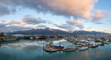 Seward Boat Limanı ve sonbaharda liman manzarası, Seward, Kenai Yarımadası, Alaska, AK, ABD. Seward, Kenai Fjords Ulusal Parkı yakınlarında bir şehirdir..