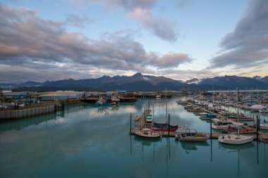 Seward Boat Limanı ve sonbaharda liman, Seward, Kenai Yarımadası, Alaska, AK, ABD. Seward, Kenai Fjords Ulusal Parkı yakınlarında bir şehirdir..
