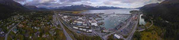 秋にはスワードボート港とウォーターフロントの空中ビュー スワード Kenai半島 アラスカ州 アメリカ スワード市はフィヨルド復活湾に位置しています — ストック写真