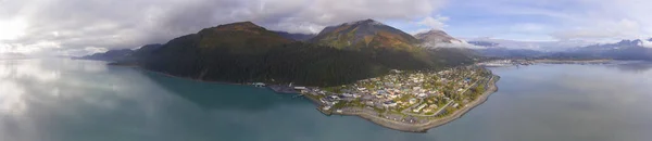秋にはスワード市内中心部とウォーターフロントの空中ビュー スワード Kenai半島 アラスカ州 アメリカ スワード市はフィヨルド復活湾に位置しています — ストック写真