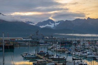Seward Boat Limanı ve sonbaharda liman, Seward, Kenai Yarımadası, Alaska, AK, ABD. Seward, Kenai Fjords Ulusal Parkı yakınlarında bir şehirdir..