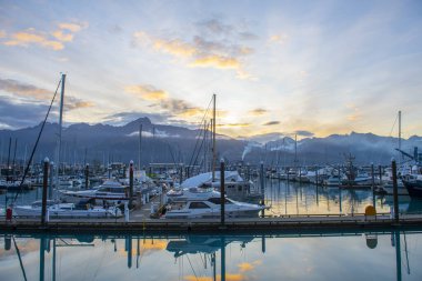 Seward Boat Limanı ve sonbaharda liman, Seward, Kenai Yarımadası, Alaska, AK, ABD. Seward, Kenai Fjords Ulusal Parkı yakınlarında bir şehirdir..