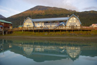 Seward, Kenai Yarımadası 'ndaki Seward Boat Harbor' daki tarihi binalar, Alaska, AK, ABD. Seward, Kenai Fjords Ulusal Parkı yakınlarında bir şehirdir..