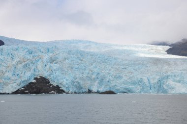 Aialik Buzulu, Kenai Fjords Ulusal Parkı 'ndaki Aialik Körfezi üzerinde Eylül 2019' da Seward, Alaska AK, ABD.
