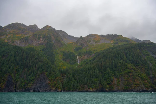 米国アラスカ州ケナイ フィヨルド国立公園近くの復活の湾の氷河の山 Usa — ストック写真