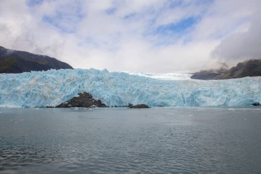 Aialik Buzulu, Kenai Fjords Ulusal Parkı 'ndaki Aialik Körfezi üzerinde Eylül 2019' da Seward, Alaska AK, ABD.