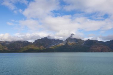 Aialik Buzulu yakınlarındaki Aialik Buzulu Dağı Kenai Fjords Ulusal Parkı, Eylül 2019 Seward, Alaska AK, ABD.