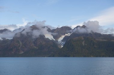 Aialik Buzulu yakınlarındaki Aialik Buzulu Dağı Kenai Fjords Ulusal Parkı, Eylül 2019 Seward, Alaska AK, ABD.