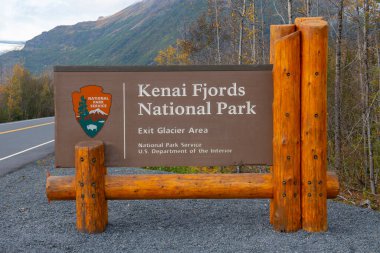 Eylül 2019 'da Seward, Alaska AK, ABD yakınlarındaki Kenai Fjords Ulusal Parkı' ndaki Exit Glacier yakınlarında giriş tabelası.