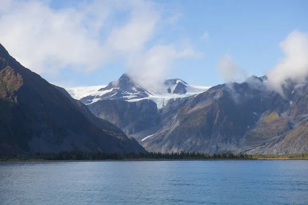 2019年9月にケナイ フィヨルドのAialik BayのAialik Glacier近くの氷河山米国アラスカ州スワード近く — ストック写真