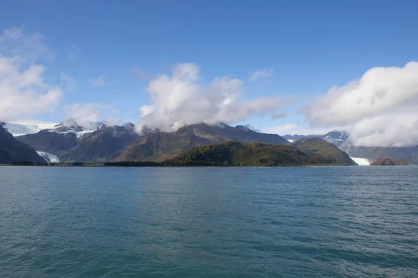 2019年9月在美国阿拉斯加州苏厄德附近Kenai Fjord国家公园的Aialik湾 左边的Holgate冰川和右边的Aialik冰川 — 图库照片