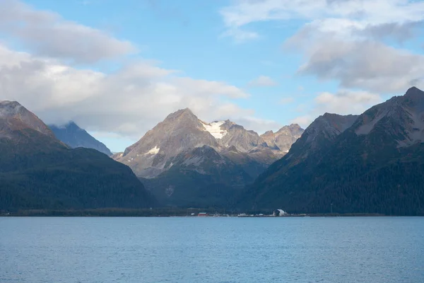 2019年9月にケナイ フィヨルドのAialik BayのAialik Glacier近くの氷河山米国アラスカ州スワード近く — ストック写真