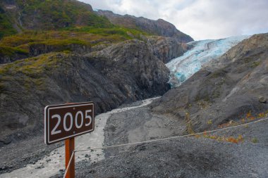 Çıkış Buzulu ve 2005 tabelası 2005 yılında Seward, Alaska AK, ABD yakınlarındaki Kenai Fjords Ulusal Parkı 'nda Exit Glacier' in yerini gösteriyordu..