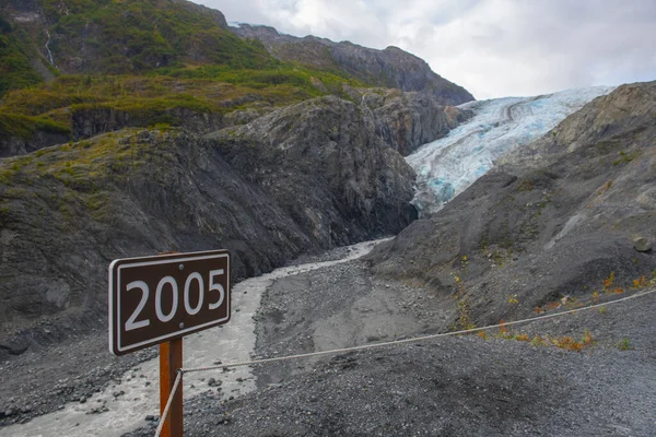 2005年9月にケナイ フィヨルド国立公園で2005年に終了氷河と2005年の標識が出口氷河の位置をマークしました — ストック写真