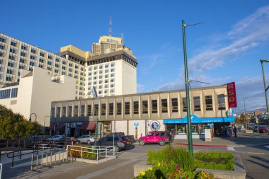Anchorage, Alaska, AK, ABD 'de E ve F caddeleri arasında 4. Cadde' deki tarihi binalar ve Hilton Anchorage.