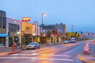 Sabahın 4 'ünde Anchorage, Alaska, AK, ABD merkezindeki F Caddesi' nde tarihi binalar..