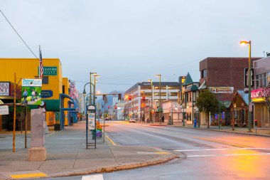 Anchorage, Alaska, AK, ABD 'deki D ve E caddeleri arasındaki 4. bulvardaki tarihi binalar..