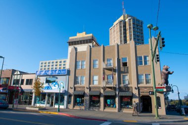 Anchorage, Alaska, AK, ABD 'de E ve F caddeleri arasında 4. Cadde' deki tarihi binalar ve Hilton Anchorage.