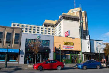 Anchorage, Alaska, AK, ABD 'de E ve F caddeleri arasında 4. Cadde' deki tarihi binalar ve Hilton Anchorage.