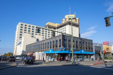 Anchorage, Alaska, AK, ABD 'de E ve F caddeleri arasında 4. Cadde' deki tarihi binalar ve Hilton Anchorage.