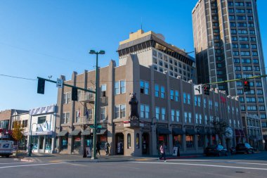 Anchorage, Alaska, AK, ABD merkezindeki E Caddesi 'ndeki 4. Cadde' deki tarihi binalar.