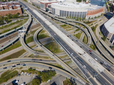 Providence kavşağı yolu I-95 no 'lu otoban 22 no' lu çıkış Providence şehir merkezindeki Memorial Bulvarı hava görüntüsü, Rhode Island RI, ABD.