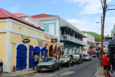 Dronningens Gade, Charlotte Amalie 'nin tarihi şehir merkezinin ana caddesi Saint Thomas Adası, ABD Virgin Adaları, ABD.