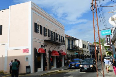 Dronningens Gade, Charlotte Amalie 'nin tarihi şehir merkezinin ana caddesi Saint Thomas Adası, ABD Virgin Adaları, ABD.