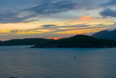 ABD Virgin Adaları, ABD 'deki Saint Thomas Adası' ndaki Pacquereau Körfezi üzerinde gün batımı.