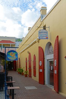 Gaziler üzerine tarihi dükkanlar Charlotte Amalie şehir merkezindeki okyanus cephesinde, ABD Virjin Adaları, ABD.