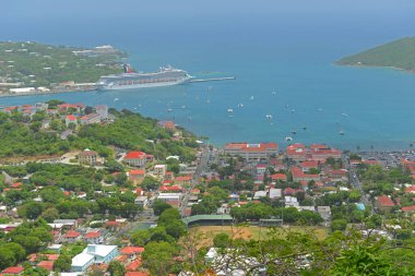 Charlotte Amalie kasabası ve Long Bay hava manzaralı Saint Thomas Adası, ABD Virgin Adaları, ABD.