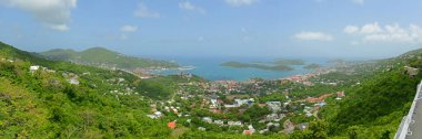 ABD 'nin Virgin Adaları' ndaki Saint Thomas Adası 'nda Charlotte Amalie kasabası ve Long Bay hava manzaralı panorama.