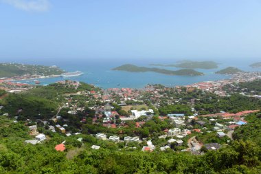 Charlotte Amalie kasabası, Long Bay ve Hassel Adası hava manzaralı Saint Thomas Adası, ABD Virgin Adaları, ABD