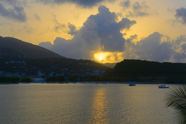 Lindbergh Körfezi, ABD Virjin Adaları, ABD 'deki St. Thomas Adası' nda Charlotte Amalie 'de gün doğumu.