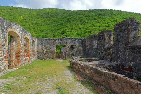 ABD 'nin Virgin Adaları' ndaki Saint John Adası 'ndaki Virgin Adaları Ulusal Parkı' ndaki Annaberg şeker tarlasında harabeler.