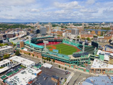 Boston, Massachusetts MA, ABD 'de Kenmore Meydanı yakınlarındaki Fenway Park hava görüntüsü. Burası Boston Red Sox 'ın ana arenası.. 