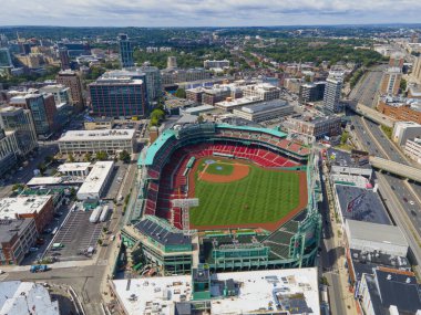 Boston, Massachusetts MA, ABD 'de Kenmore Meydanı yakınlarındaki Fenway Park hava görüntüsü. Burası Boston Red Sox 'ın ana arenası.. 
