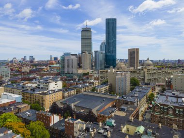 Boston Back Bay gökdelenleri Prudential Tower, John Hancock Tower ve Four Seasons Hotel One Dalton Street, Boston, Massachusetts MA, ABD.