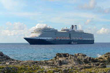 Hollanda Amerikan Hat Gemisi Nieuw Amsterdam Half Moon Cay 'de (Little San Salvador Adası) demir attı, Bahamalar.