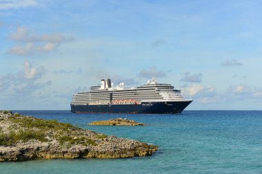 Holland American Line Cruise gemisi Zuiderdam Half Moon Cay (Little San Salvador Adası), Bahamalar 'da demirledi..