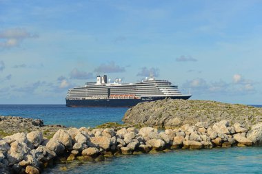 Holland American Line Cruise gemisi Zuiderdam Half Moon Cay (Little San Salvador Adası), Bahamalar 'da demirledi..