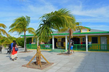 Half Moon Cay 'deki Pirates Cove, Little San Salvador Adası, Bahamalar. Half Moon Cay, Hollanda 'nın Bahamalar şehrinde bulunan özel bir adadır..