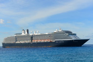 Holland American Line Cruise gemisi Zuiderdam Half Moon Cay (Little San Salvador Adası), Bahamalar 'da demirledi..