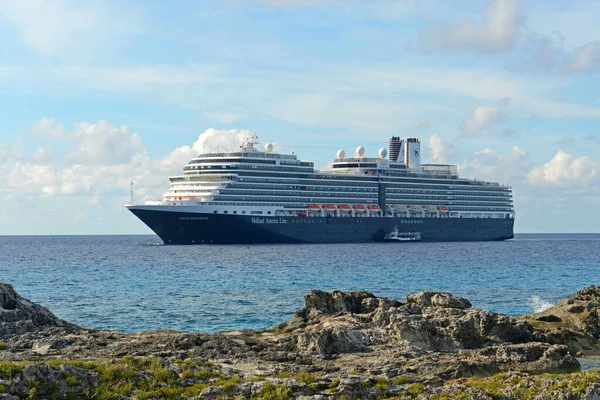 Hollanda Amerikan Hat Gemisi Nieuw Amsterdam Half Moon Cay 'de (Little San Salvador Adası) demir attı, Bahamalar.
