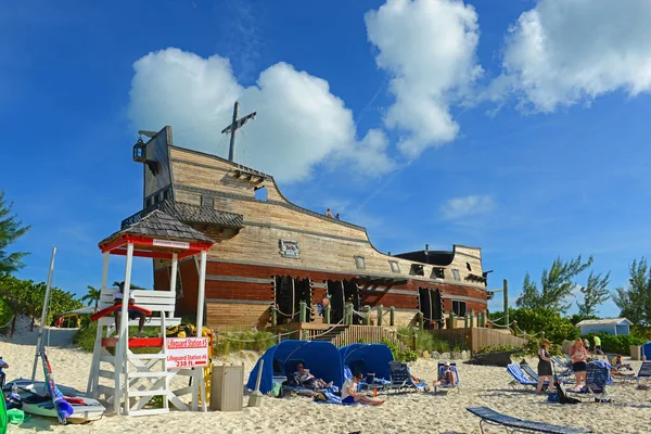 Half Moon Cay 'deki korsan gemisi, Little San Salvador Adası, Bahamalar. Half Moon Cay, Hollanda 'nın Bahamalar şehrinde bulunan özel bir adadır..